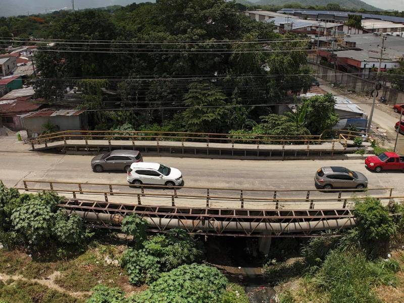 Entre las obras priorizadas por la SIT figura la construcción del nuevo puente conocido como El Barón, ubicado en la salida vieja hacia La Lima, una de las zonas con mayor flujo vehicular de San Pedro Sula, con el objetivo de mejorar la movilidad y reducir la congestión.