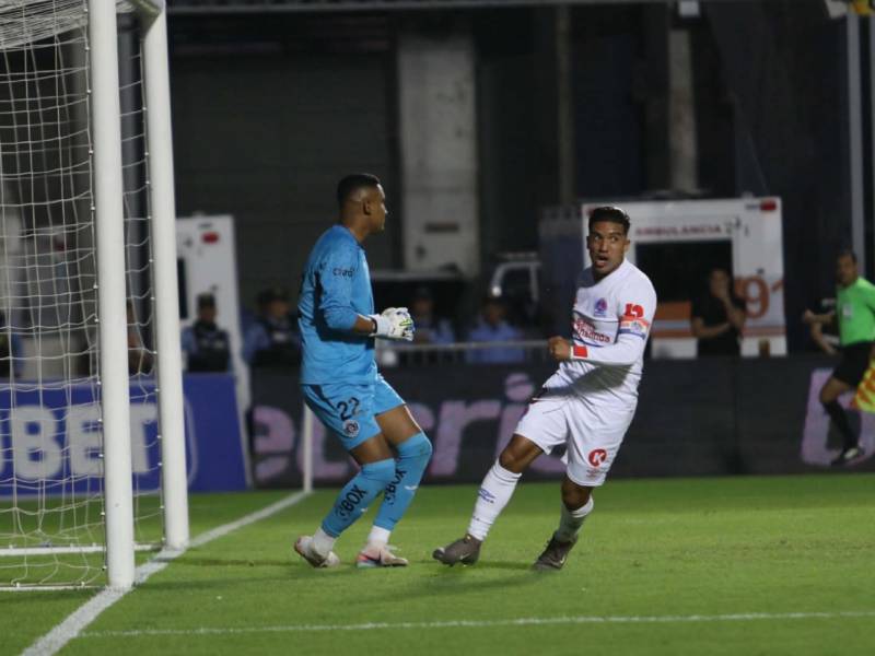 Luis Ortiz del Motagua sufre ante la celebración de Chirinos luego del gol de Edwin Rodríguez.
