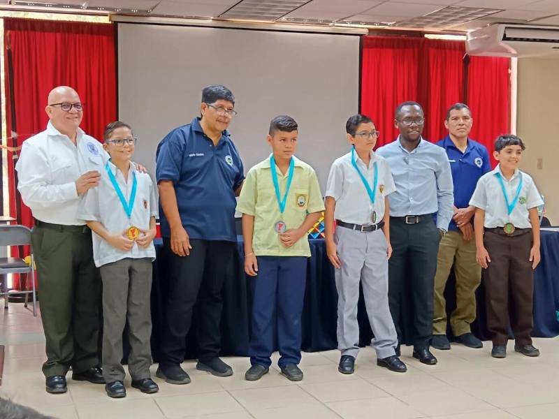 Autoridades del CURSPS premiaron a los primeros lugares, quienes recibieron medallas como reconocimiento por su talento y dedicación.