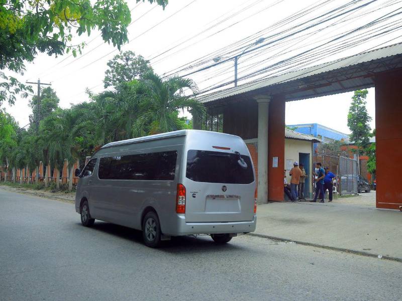 Los vehículos del transporte público se detienen frente al portón principal del Intae para subir y bajar pasajeros, lo que incrementa el riesgo para estudiantes y peatones.