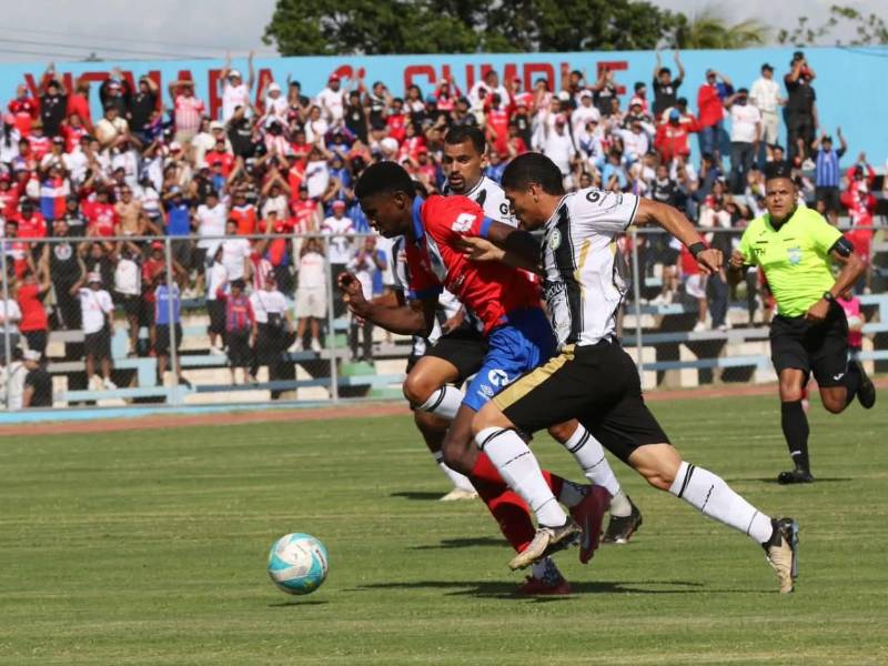 El joven Jeremy Rodríguez abri+p el marcador en el Juticalpa vs Olimpia.
