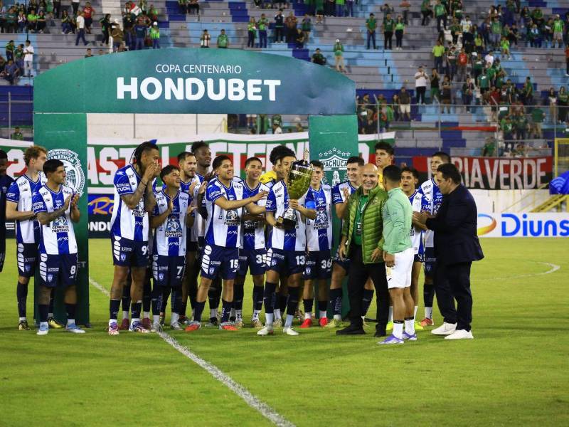 Jugadores del Marathón celebrando.