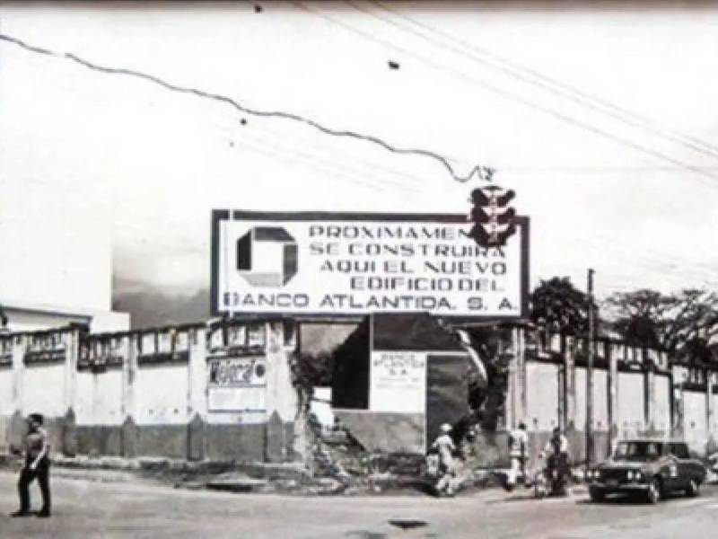 Rótulo anunciaba la construcción del edificio de Banco Atlántida en San Pedro Sula.