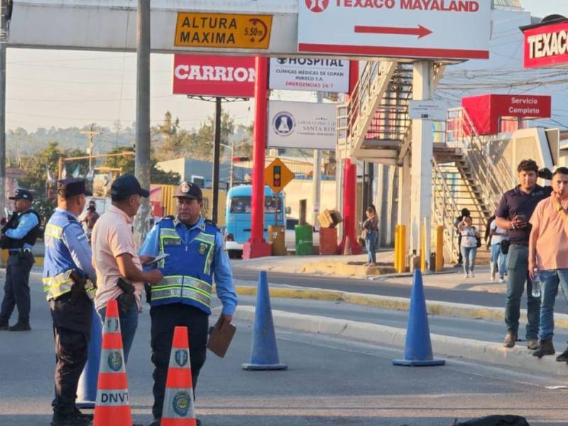 Agentes de la Policía Nacional y de la Dirección Nacional de Vialidad y Transporte (DNVT) acordonaron el área para facilitar el trabajo de inspección de la escena.