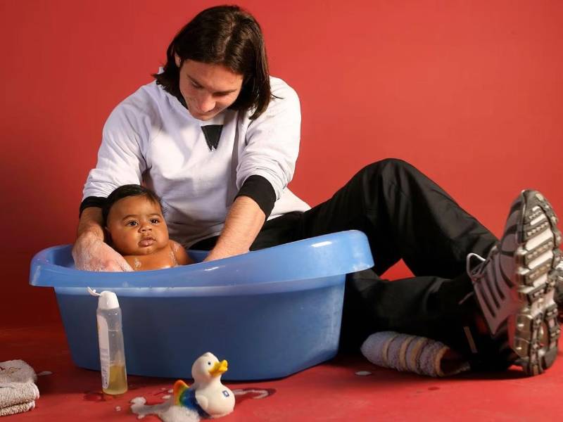 La histórica foto de Messi bañando a un Lamine Yamal bebé.