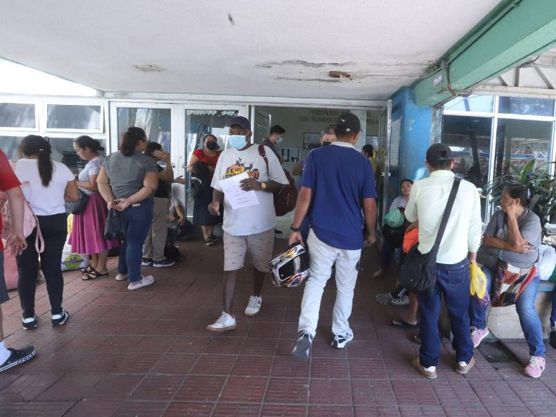 Familiares esperan su turno para poder ingresar a ver a los pacientes.
