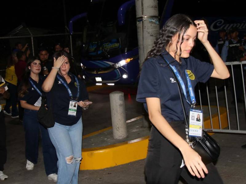 Bellezas: Chicas que laboran con el Real España al momento de llegar al estadio Nacional.