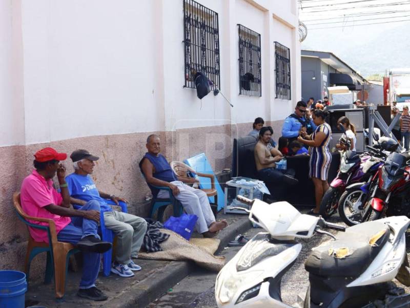 El fuego se propagó por varias propiedades en la 10 calle y cuarta avenida del barrio Medina.