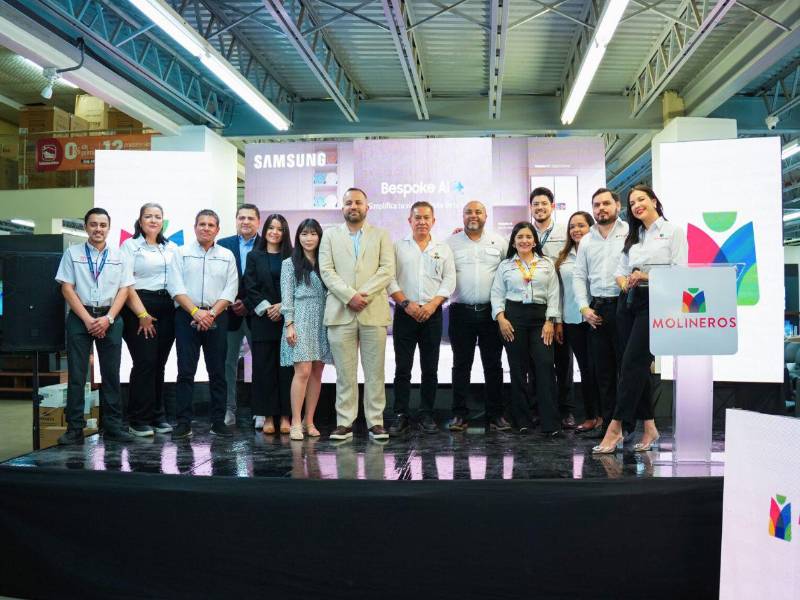 Representantes de Molineros y Samsung Electronics presentes en el lanzamiento de la nueva línea de electrodomésticos Bespoke AI 2025.