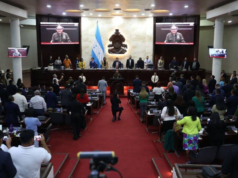 Durante la primera sesión preparatoria del Congreso Nacional, los diputados presentes deben conformar la Junta Directiva provisional.