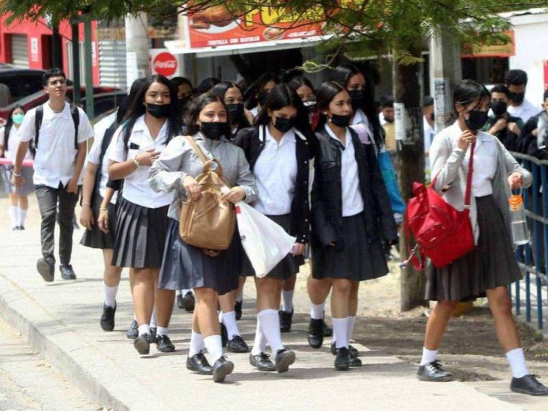 Con el regreso a clases este lunes, las autoridades educativas y de Salud hicieron obligatorio el uso de mascarilla en algunas escuelas sampedranas. La medida es ante la detección de casos de sarampión.