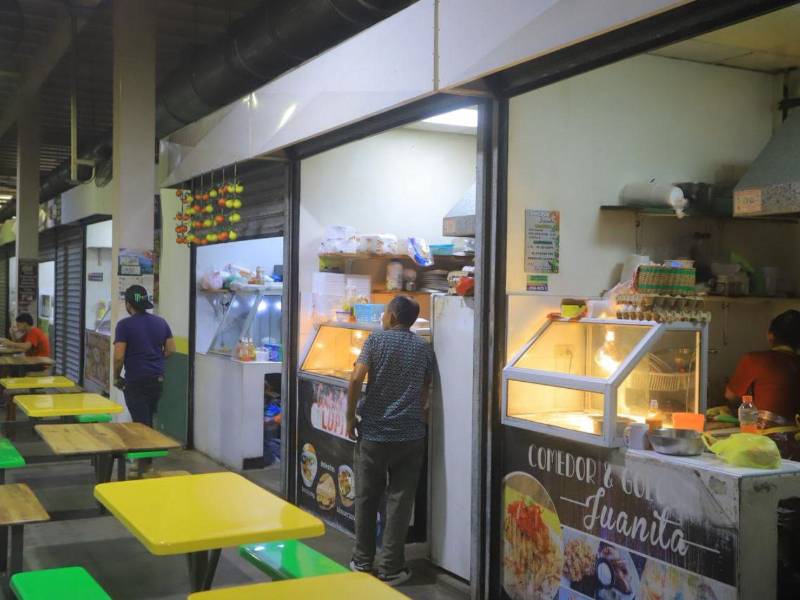 Locatarios aseguran que las ventas se han mantenido regulares durante lo que va del año, pero el aumento en el costo de los productos continúa afectando la economía de sus negocios.