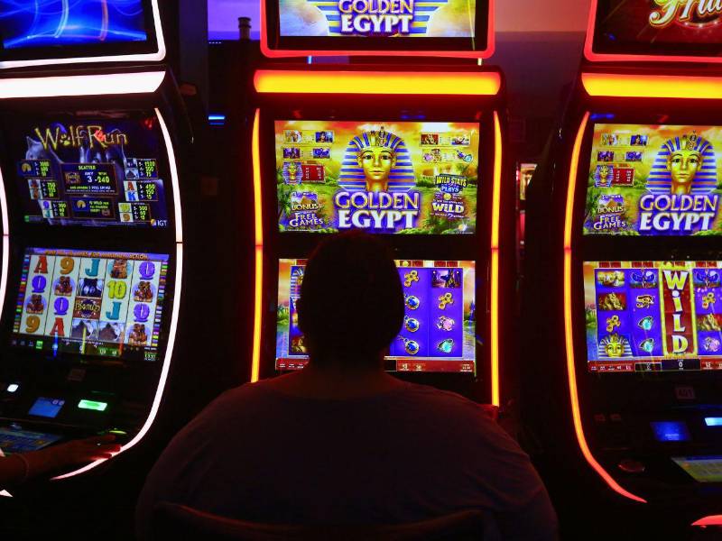 Luxxor Casino brinda el máximo entretenimiento a los clientes que los visitan de 8:00 am a 2:00 am.