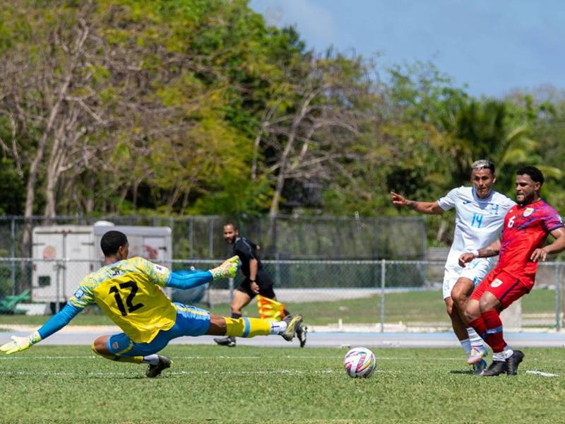 El portero de Islas Caimán, Deshawn Whittaker, fue la gran figura del partido con sus grandes salvadas ante Honduras.