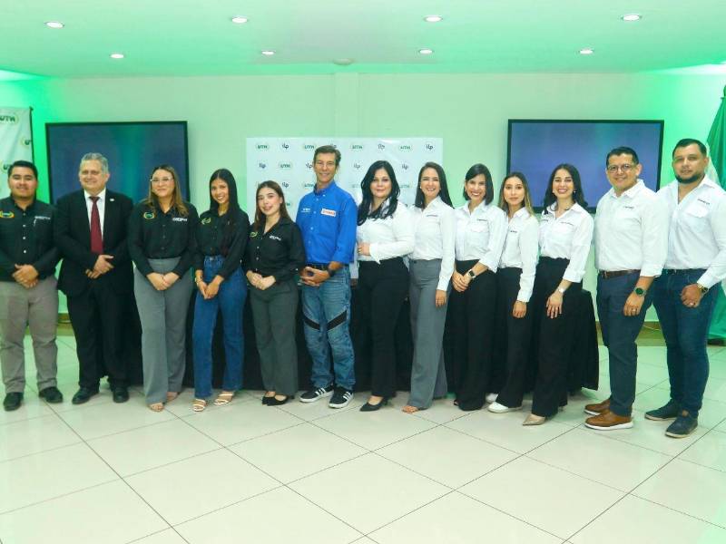 Representantes de UTH, Óptimus Card y Grupo ILP durante el evento de firma de la alianza.