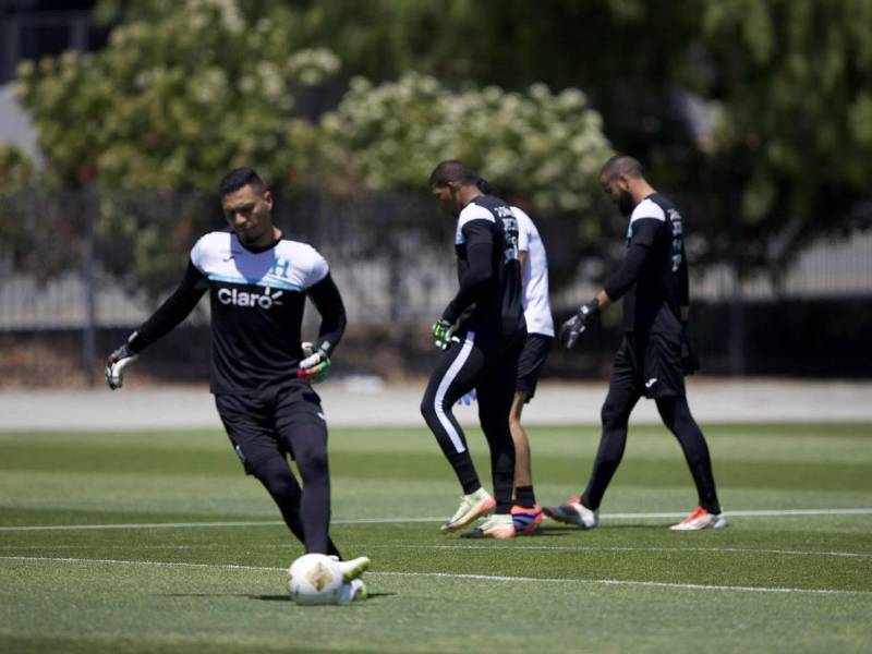 Edrick Menjívar trabajó con el preparador de porteros.