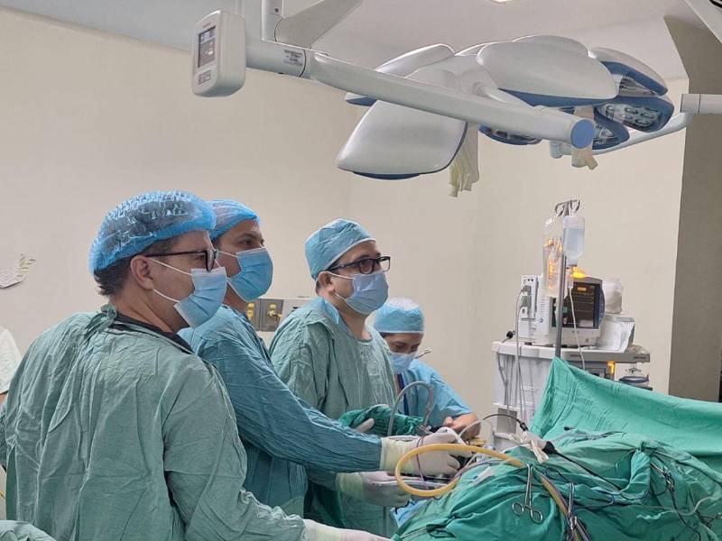 La laparoscopía es una técnica quirúrgica mínimamente invasiva que se realiza a través de pequeñas incisiones, por donde se introducen una cámara y herramientas especializadas.