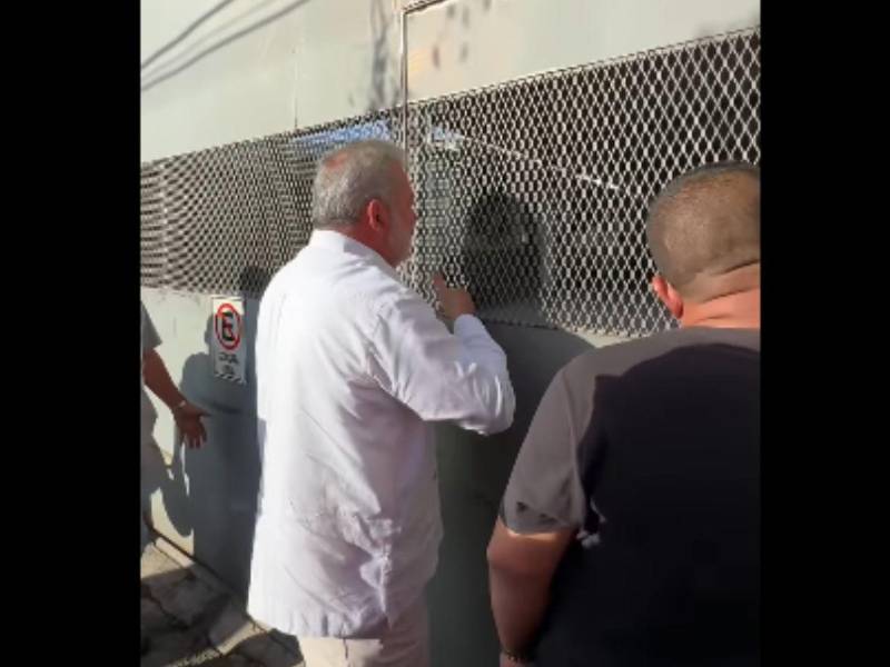 Roberto Contreras, alcalde de San Pedro Sula y candidato a la reelección, reaccionó molesto por la tardanza en la apertura del centro de votación.