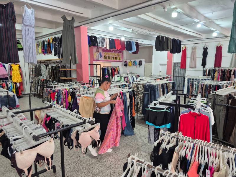 Las tiendas de ropa usada enfrentan una situación económica difícil para operar, debido a diversos factores y la licencia sanitaria viene a aumentar los costos de operación.