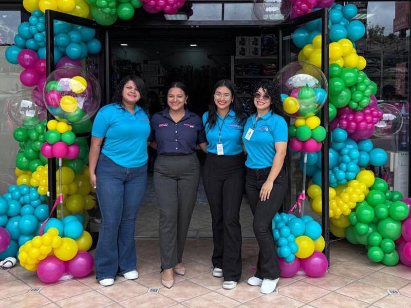 Patricia Jacqueline Palma Flores, gerente de Inmecro Plus Santa Mónica junto a las colaboradoras que celebraron con alegría la apertura de la nueva sucursal, fruto del esfuerzo conjunto.