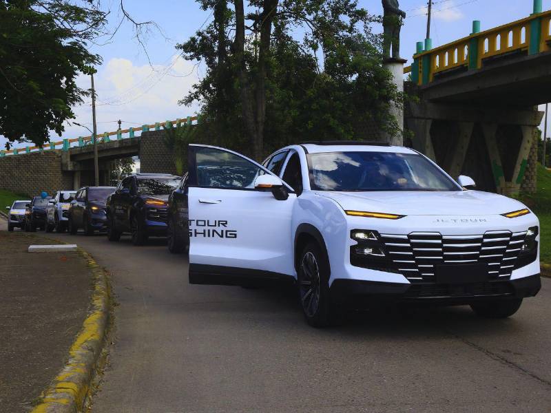 El Jetour Dashing recorriendo el bulevar del Sur como parte de su presentación oficial en Honduras.