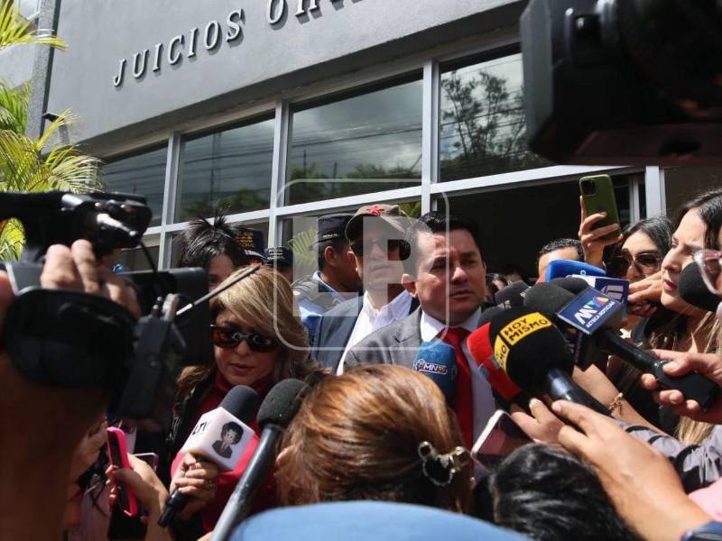 Diputados de Libre en las afueras de la CSJ tras la suspensión de la audiencia de declaración de imputado.