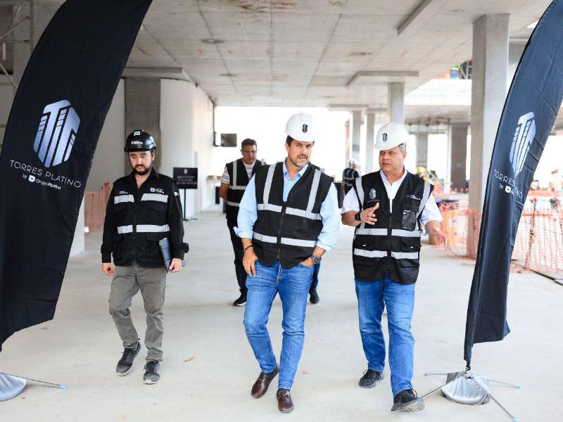 William Hall explica a los visitantes internacionales los aspectos técnicos y sostenibles implementados en la construcción de Torres Platino.