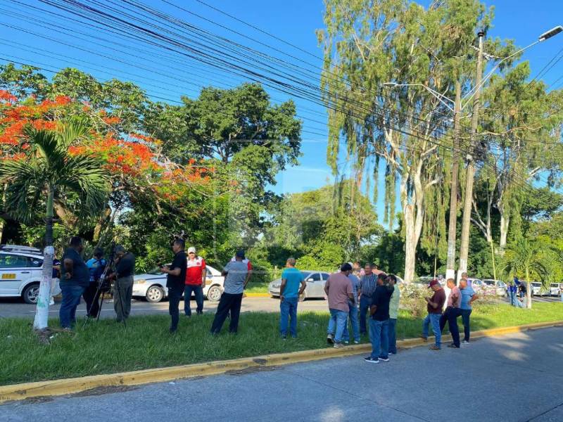 Conductores estacionaron sus unidades en el bulevar La Amistad como forma de protesta.