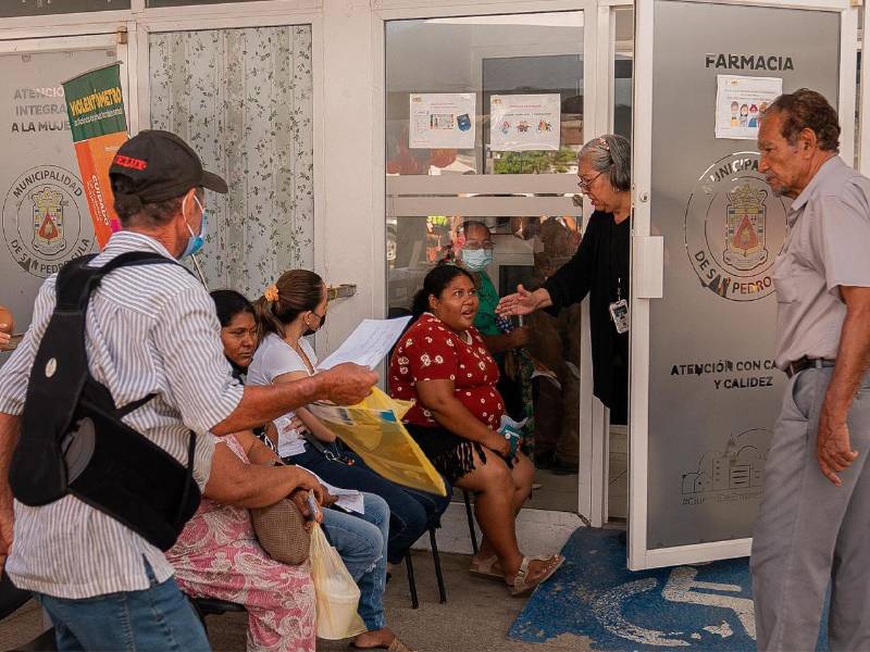 La Red Municipal de Salud brinda atención médica integral a personas de la tercera edad, incluyendo farmacia gratuita, psicología, odontología y medicina interna.