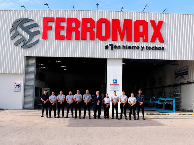 Ejecutivos y colaboradores de Ferromax presentes en la inauguración de Centro de Servicio #24 ubicado en el centro de Siguatepeque.
