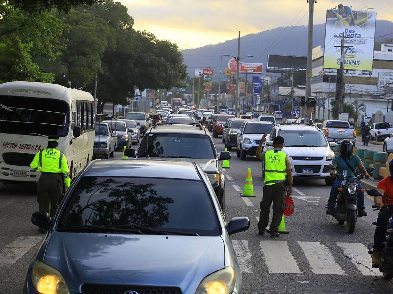 Agentes de la Policía Municipal en operativo de control vehicular en el sector de Viveros en San Pedro Sula, verificando el cumplimiento de las normativas.