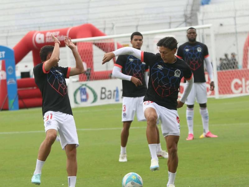 Jugadores del Olimpia durante los ejercicios de estiramiento.