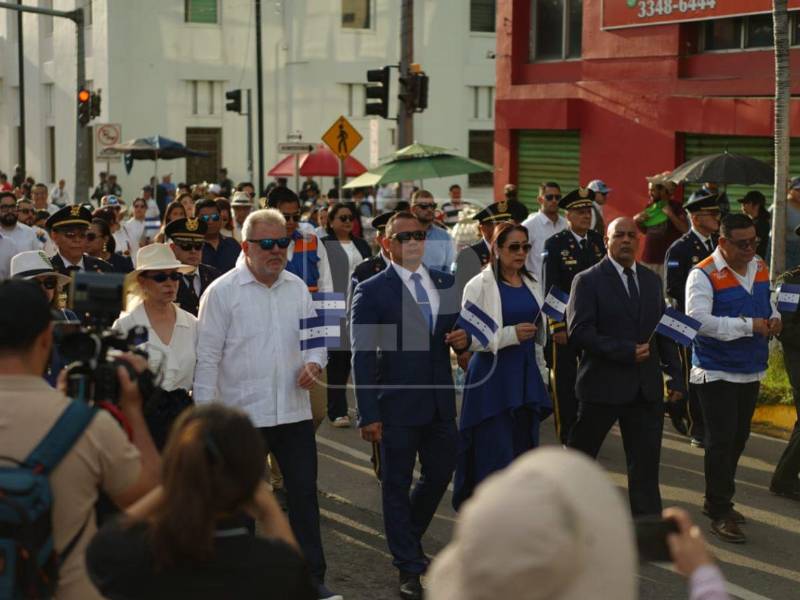 El alcalde de San Pedro Sula, Roberto Contreras, junto a miembros de su corporación municipal, autoridades policiales, militares y de socorro, marcharon ondeando la bandera nacional durante el inicio de las festividades del 205 aniversario de la Independencia de Honduras.