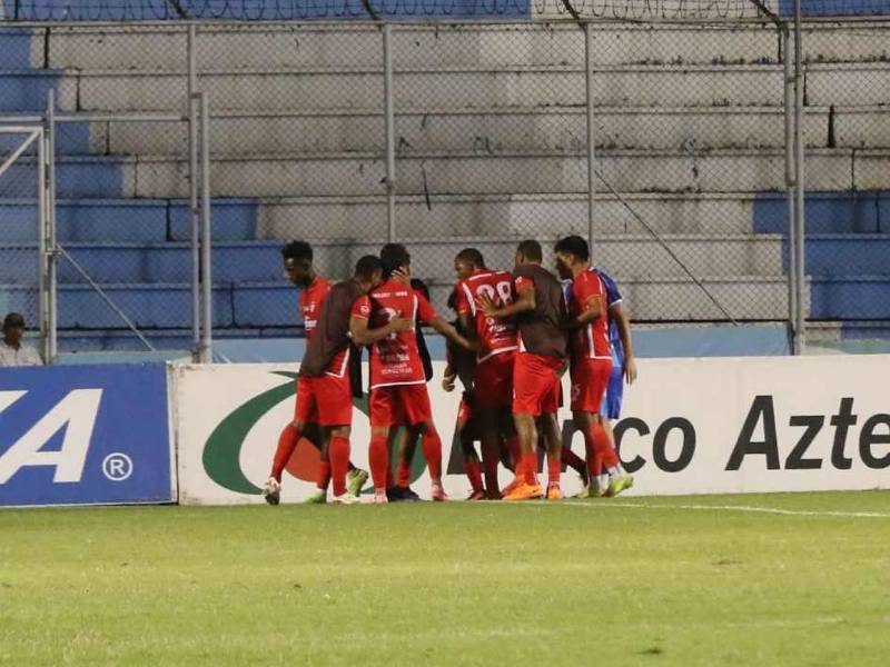 Los jugadores de la Real Sociedad festejan el gol de Geovany 'Virus' Martínez.