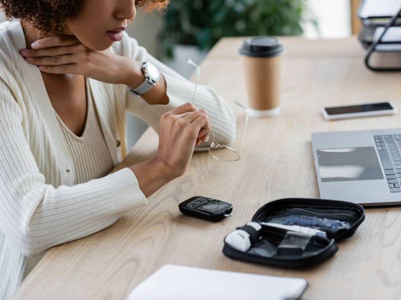 La diabetes, una patología crónica, afecta a la capacidad del cuerpo para regular el nivel de glucosa en sangre. Con el paso del tiempo, este exceso de glucosa puede dañar los vasos sanguíneos de la retina —la capa sensible a la luz situada en la parte posterior del ojo— y provocar alteraciones como la retinopatía diabética.