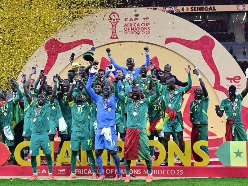 Jugadores de Senegal levantando el trofeo de la Copa Africana de Naciones.