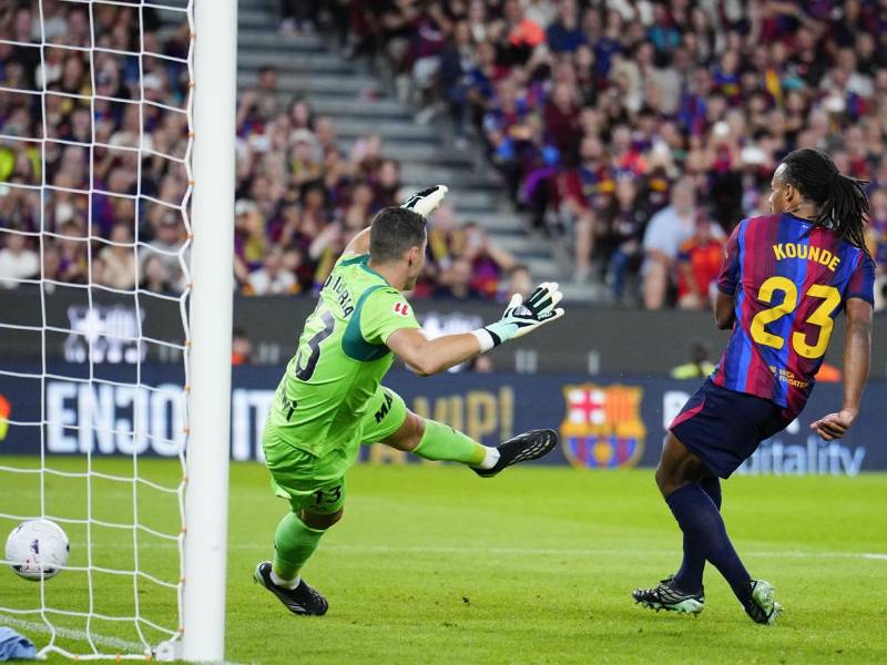 Jules Koundé bate al portero del Getafe, David Soria, para el 3-0 del Barcelona.