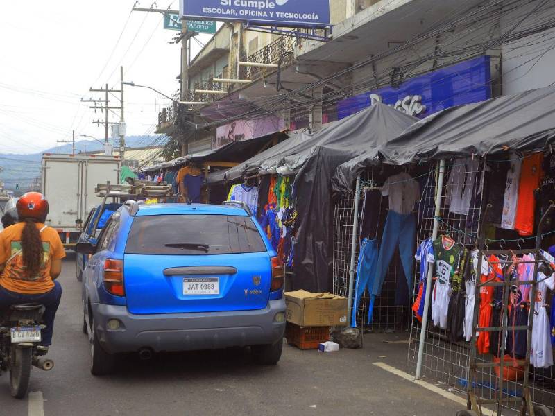 Calles como la tercera avenida y la cuarta y quinta calles se mantienen congestionadas debido a los vehículos que se estacionan en zonas no autorizadas.