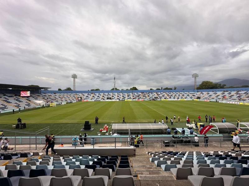 El estadio Ceibeño, vacío a poco más de una hora para el partido.
