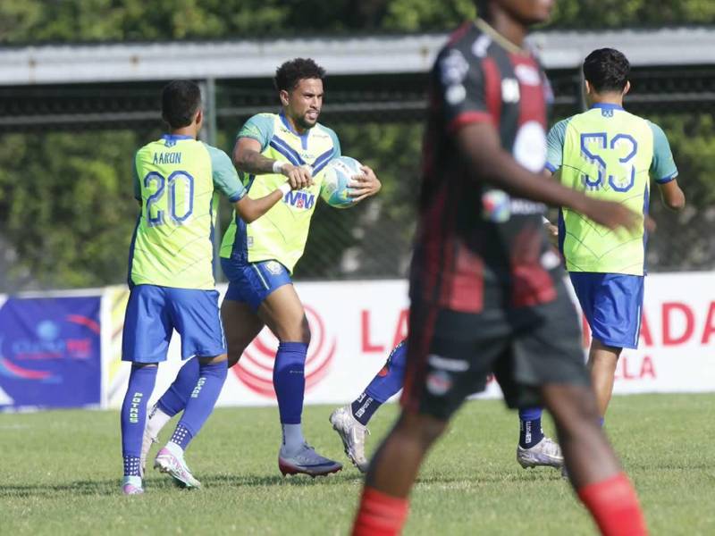 Rodrigo de Olivera celebrando su primer gol del partido contra el Choloma.