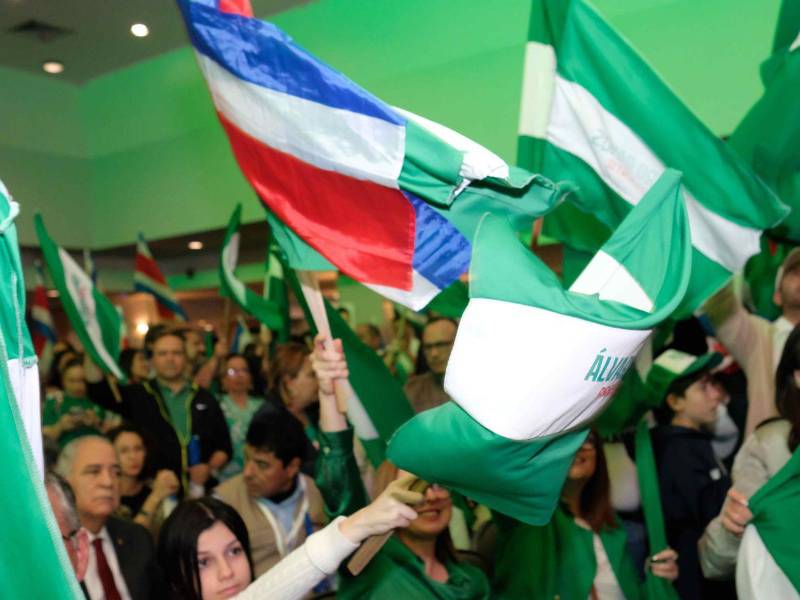 Simpatizantes del Partido Liberación Nacional ondearon banderas este domingo, en San José (Costa Rica).