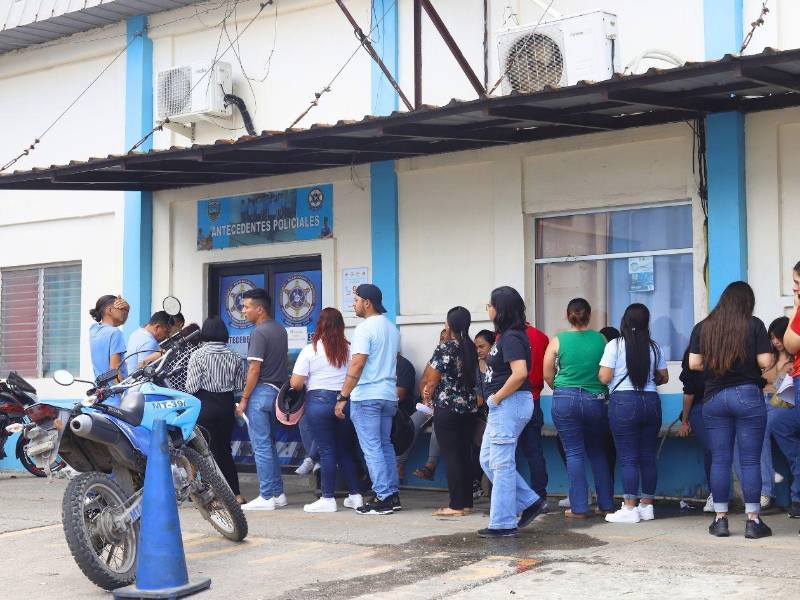 La afluencia de ciudadanos en la estación policial<b> </b>del barrio La Guardia ha aumentado esta semana debido a la alta demanda de antecedentes policiales.