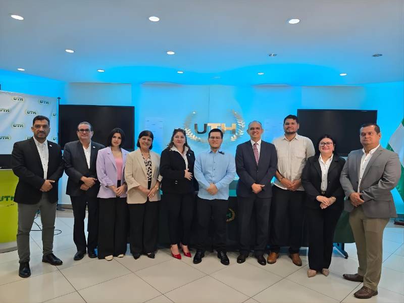 El rector de UTH, Dr. Javier Mejía, y el ministro de Trabajo, Wilmer Javier Fernández, durante la firma del convenio que busca fortalecer la formación de docentes y empleados públicos en Honduras.