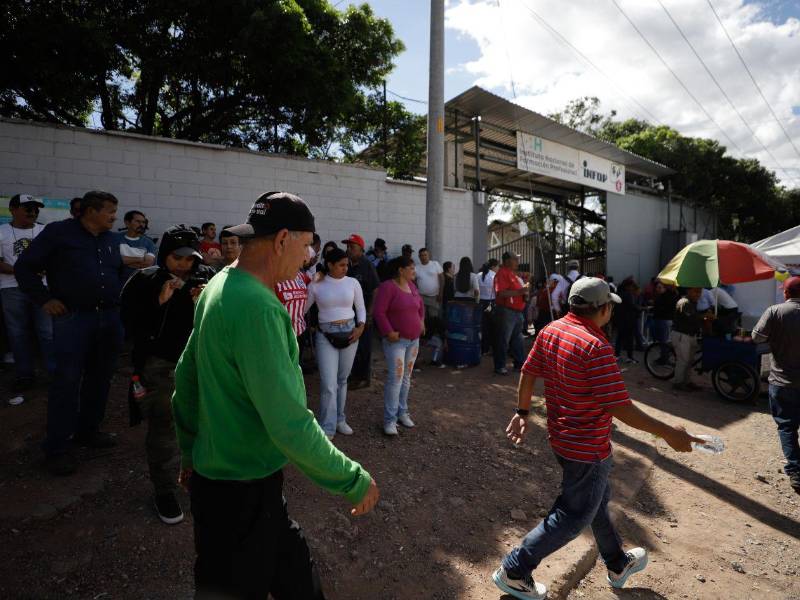 Los colectivos permanecen apostados en las afueras del Infop, donde funciona el Centro Logístico Electoral.