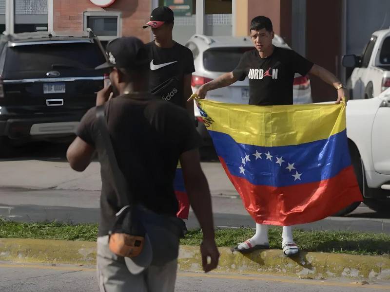 Migrantes venezolanos en la avenida circunvalación de San Pedro Sula.
