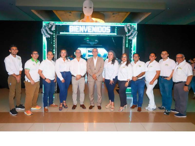 Autoridades académicas y colaboradores de UTH presentes en el primer congreso Cyberthon 2025.