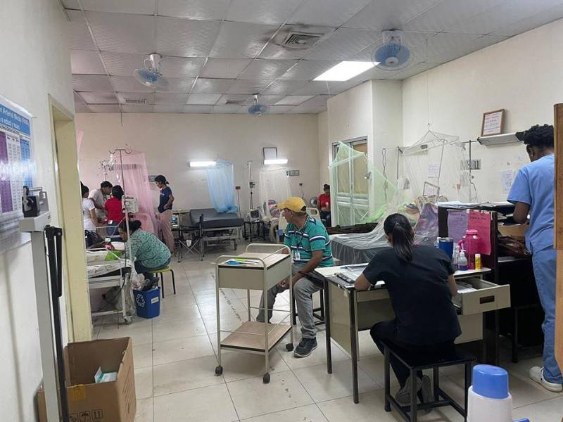 La falta de insumos básicos en el hospital de Tocoa ha alcanzado niveles críticos, lo que ha obligado a improvisar medidas de bioseguridad.