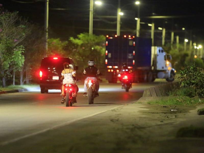 La fotografía muestra que algunas personas participan de las carreras sin casco.