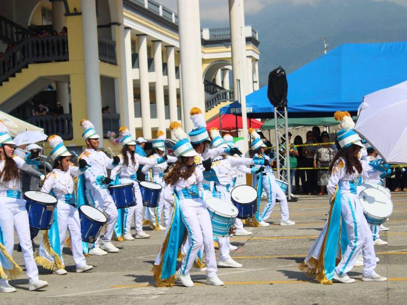 Con sus participaciones, las bandas de los diferentes centros educativos mostraron un gran patriotismo