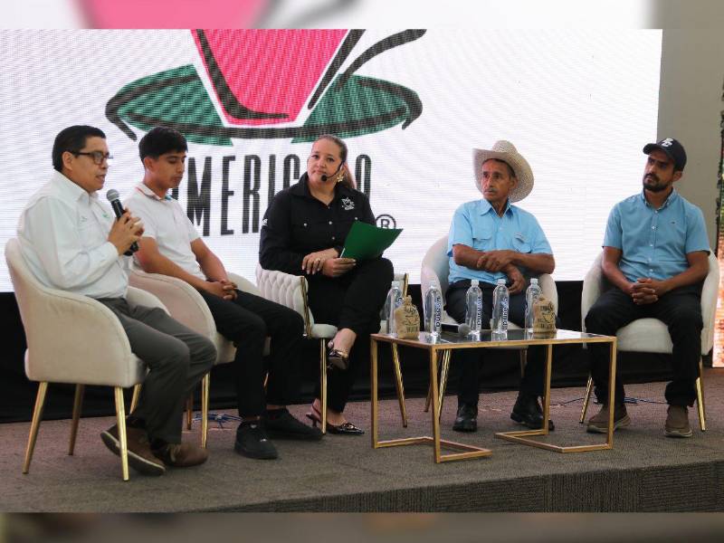La familia de Richard Fernández relató a los presentes la historia de su finca, destacada por la calidad de su café.